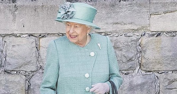 Секреты монаршего гардероба: одинаковые пальто принца Чарльза и брюки Елизаветы II
