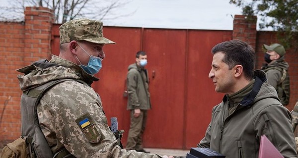 Зеленский на Донбассе побывал на передовой и вручил награды военнослужащим
