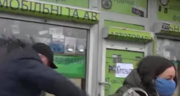 В Киеве будут судить мужчину, который ударил журналистку в лицо, а потом сам упал