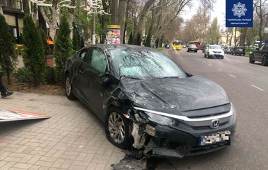 В Одессе машину отбросило на пешехода из-за ДТП