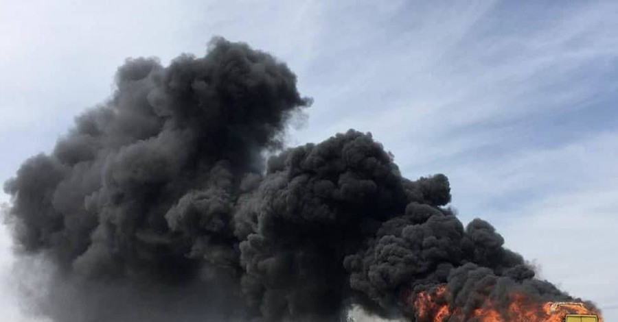 На трассе Одесса-Киев сгорел двухэтажный автобус, который вез 60 пассажиров
