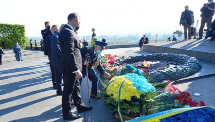 День победы в Киеве: без парада, но с возложением цветов к памятникам