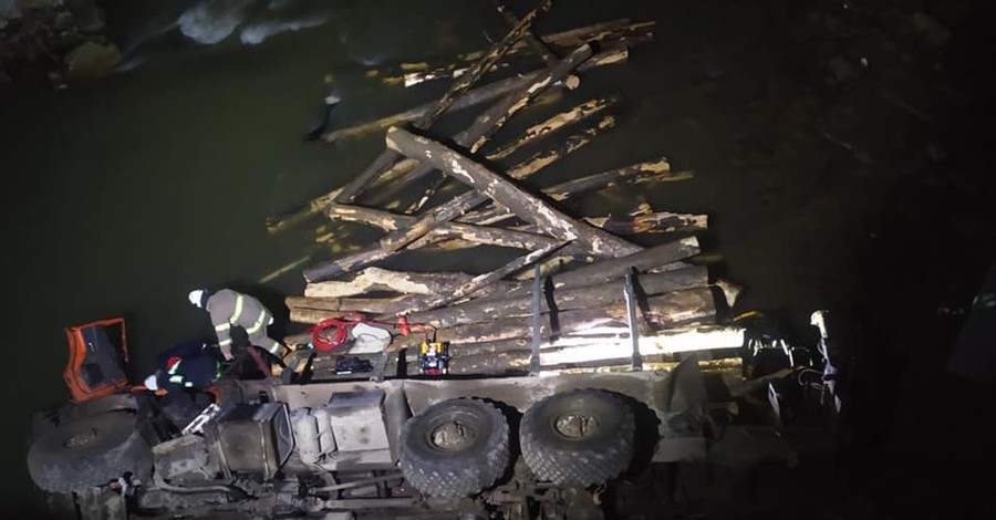 Под Ивано-Франковском лесовоз упал с моста в реку, погибли двое  