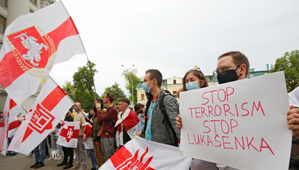 В Киеве перед зданием Министерства иностранных дел, люди на митинге в поддержку задержанного белорусского оппозиционного блогера