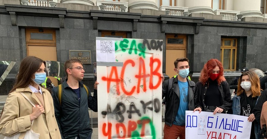 Новая акция в поддержку Стерненко: вход в Офис президента заблокировали, но участники принесли свою дверь