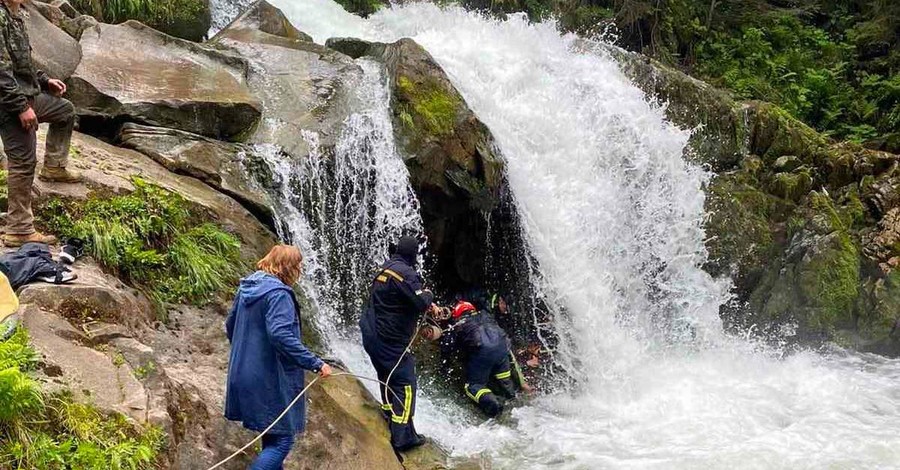 На Львовщине во время экскурсии упал в водопад и утонул школьник