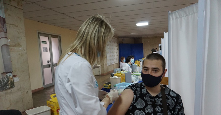 В выходные центры массовой вакцинации работали в десяти городах Украины
