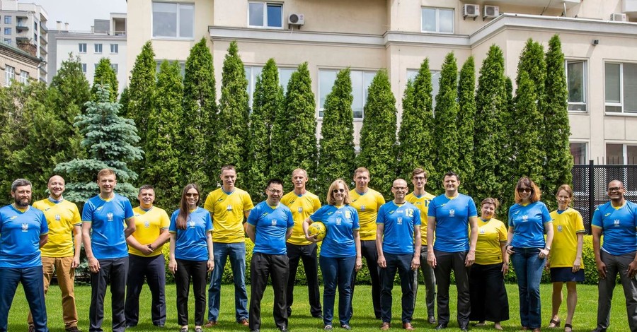Сотрудники посольства США надели новую форму сборной Украины 