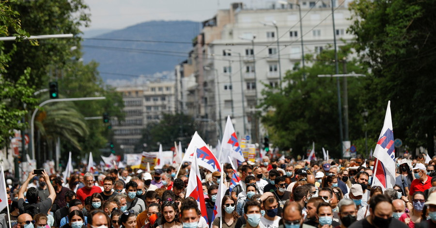 Греки вышли на первую забастовку после начала пандемии. Не хотят работать четыре дня в неделю