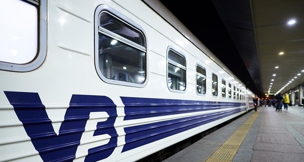 В поезде Рахов-Киев пассажир упал с верхней полки и умер 