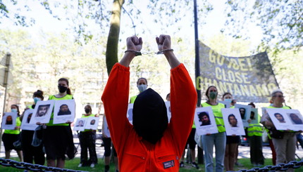 Правозащитники принимают участие в акции протеста с требованием закрытия американской тюрьмы в Гуантанамо во время саммита НАТО 