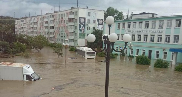 Неприятности в Крыму: Керчь затопило, а в аэропорту Симферополя самолет выкатился в поле