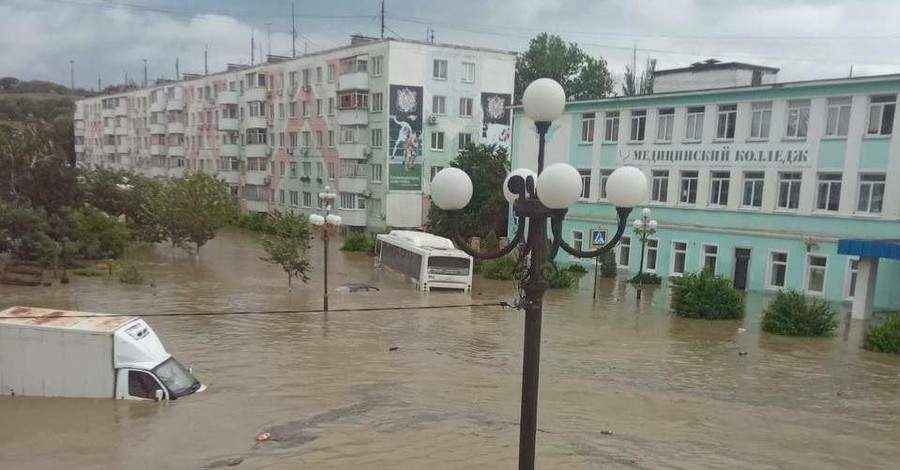 Неприятности в Крыму: Керчь затопило, а в аэропорту Симферополя самолет выкатился в поле