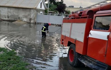 В четырех городах Одесской области устраняют последствия наводнения