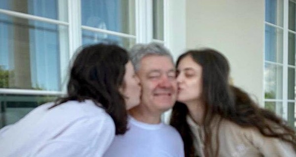 Зеленский в День отца показал себя в юности, а Порошенко - целующих его дочек