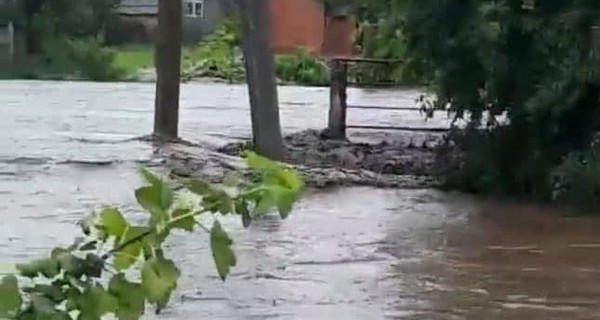 Жители Буковины: Вода разрушала все на своем пути, унося ворота, деревья, хозпостройки