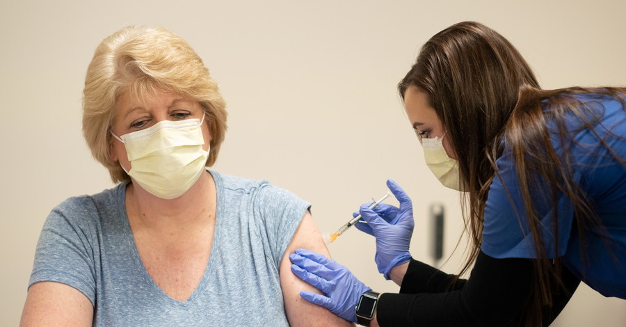 Эпидемиолог заявила, что необходимости в третьей COVID-прививке нет 