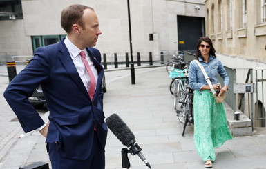 Глава британского Минздрава подал в отставку после публикации фото поцелуя с помощницей