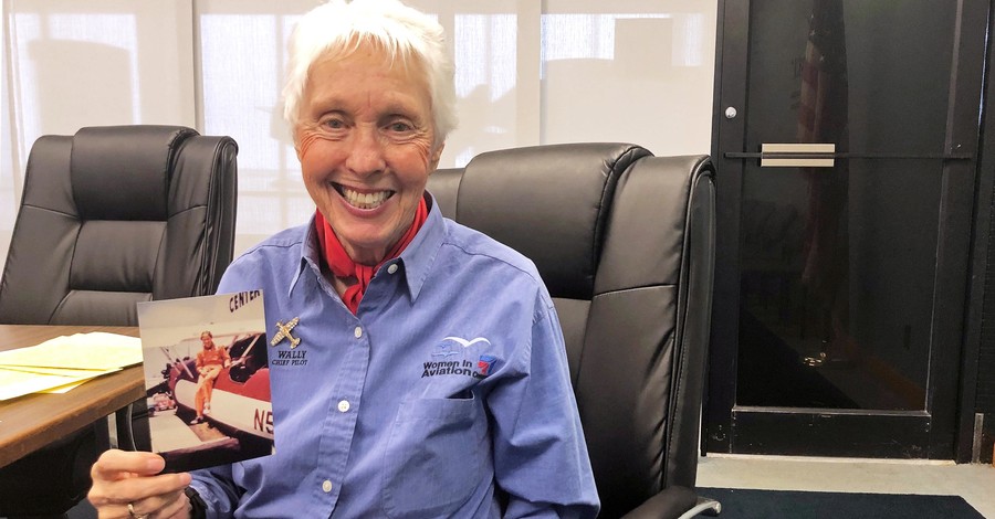 В космос с Джеффом Безосом отправится 82-летняя летчица Уолли Фанк