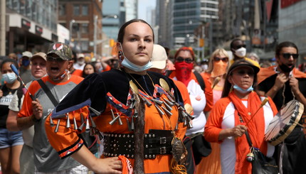 Артистка из числа коренных народов Даниэль Мигванс принимает участие в марше в День Канады в Торонто, Онтарио, Канада.