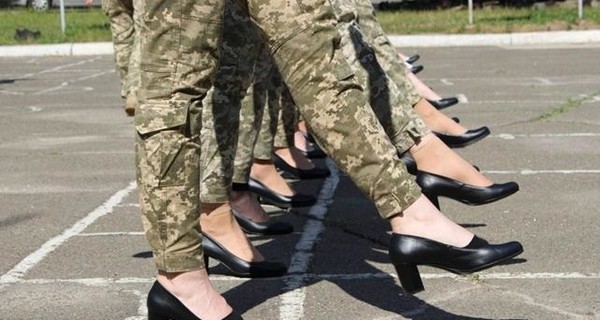 Парад на каблуках: Арестович заявил, что туфельки стали парадной обувью при Порошенко