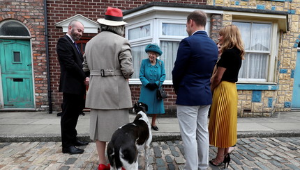 Британская королева Елизавета встречается с актерами и членами съемочной группы во время посещения съемочной площадки многолетне
