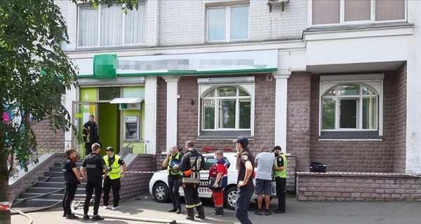 В Киеве задержали женщину с пистолетом, которая хотела ограбить банк и бросила 