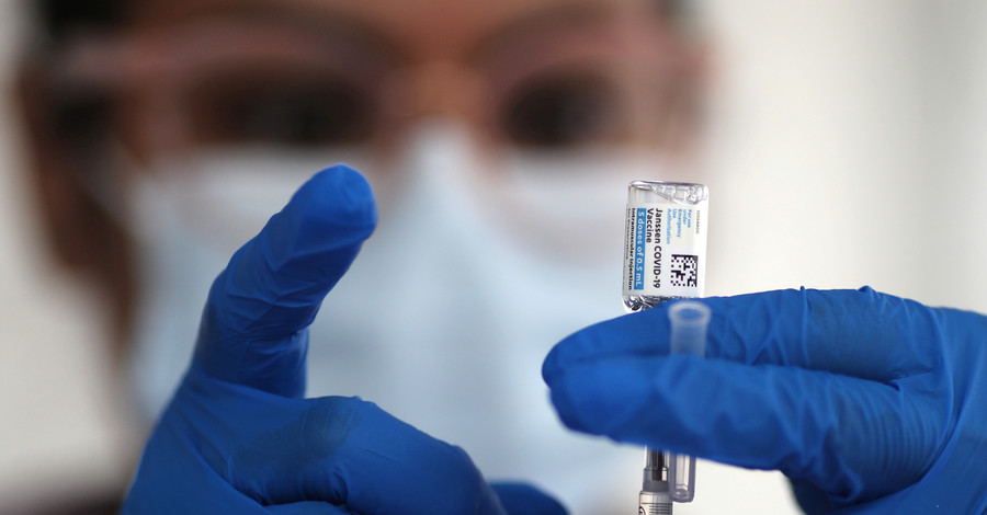За сутки прививку от коронавируса получили 120 тысяч украинцев