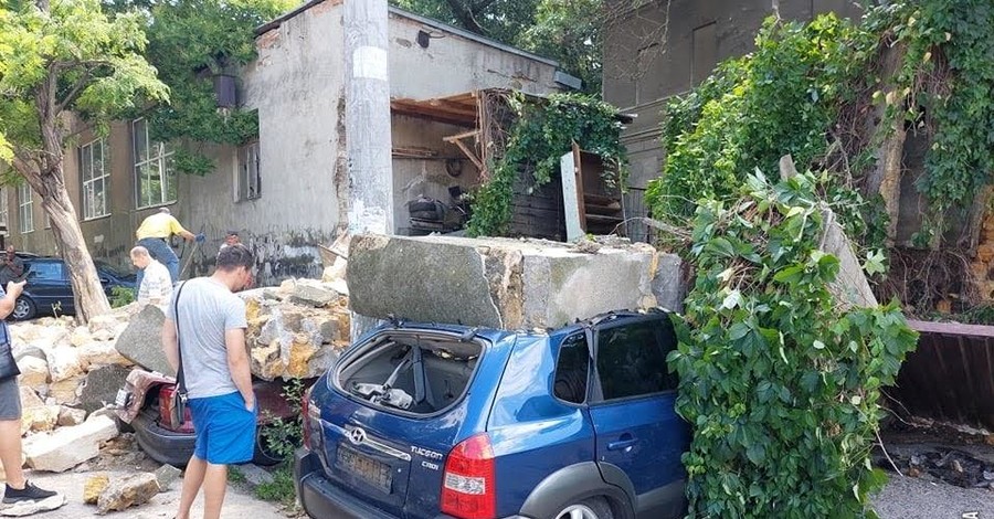 В Одессе стена дома придавила автомобили