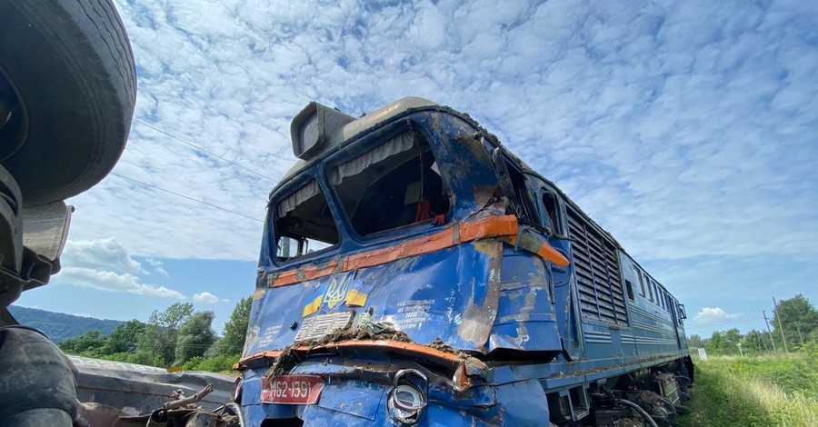В Закарпатье пассажирский поезд врезался в грузовик и сошел с рельсов
