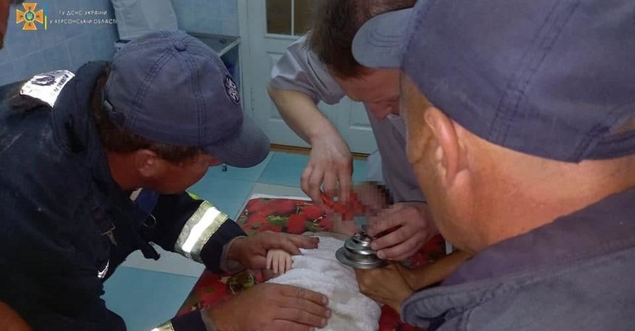 В Херсоне спасали малыша, палец которого застрял в решетке слива мойки