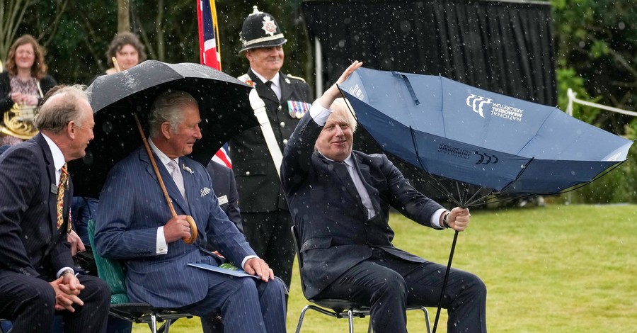 Борис Джонсон рассмешил принца Чарльза, не справившись с зонтом