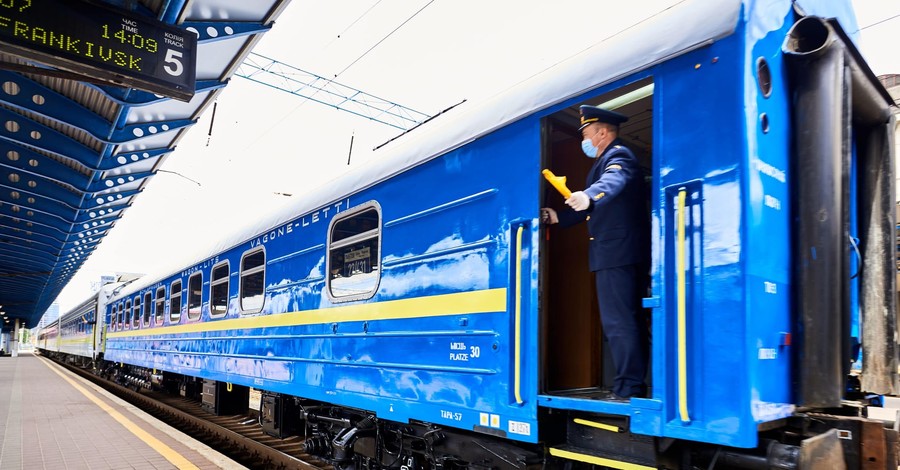 Непогода на западе Украины задержала десять поездов 