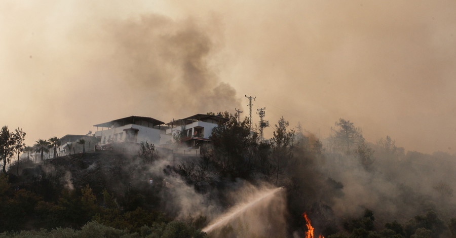 В Турции эвакуировали украинцев, оказавшихся в эпицентре пожаров
