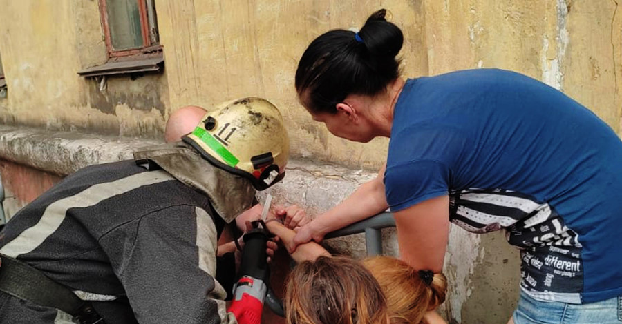 В Кривом Роге спасатели освободили женщину, которую дети пристегнули наручниками к трубе