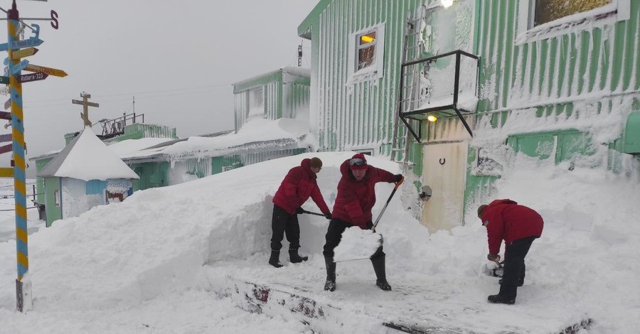 В Антарктиду пришла зима: сильный ветер, двухметровые сугробы и лютый мороз