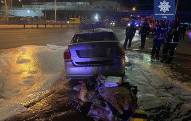 В Киеве пьяный водитель на горящем авто пытался сбежать от патрульных
