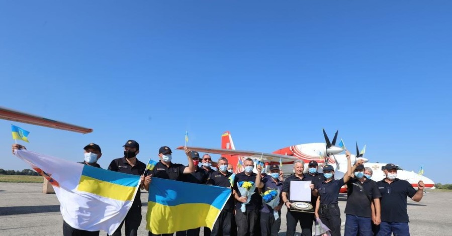 Украинские спасатели, помогавшие тушить пожары в Турции, вернулись домой
