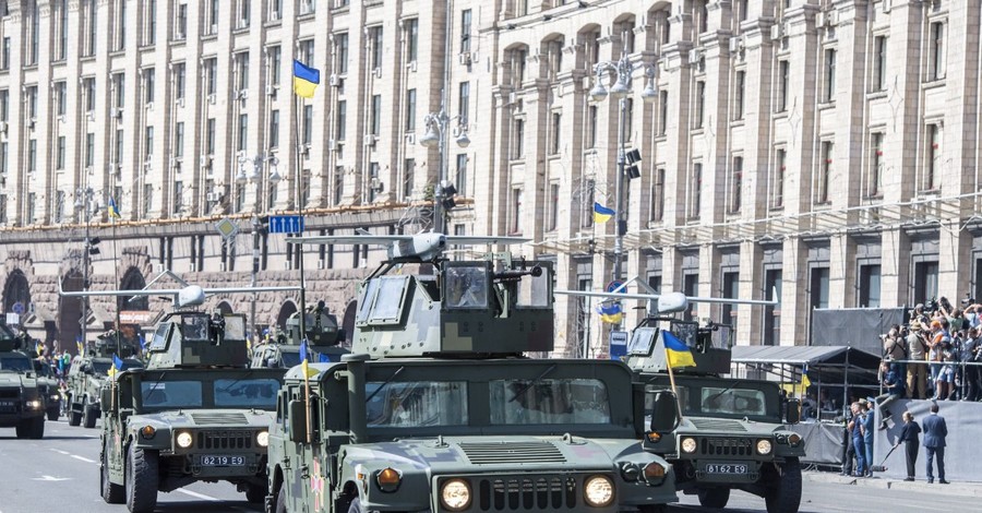 По центру Киева идет боевая техника, а у станции метро 