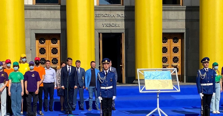 Возле Рады впервые выставили на обозрение Флаг Независимости Украины