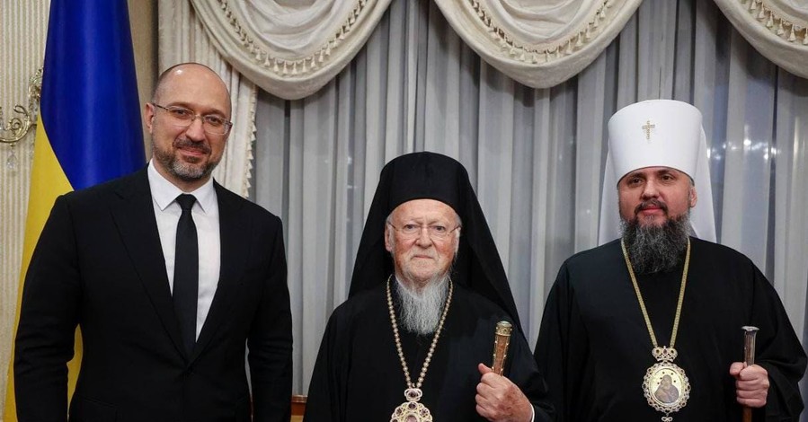 В Киеве патриарха Варфоломея встретил премьер-министр Шмыгаль