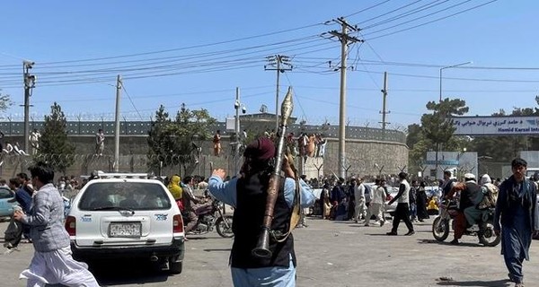 Австралия эвакуировала из Кабула 300 человек, а США рекомендовали своим гражданам сидеть дома и ждать инструкций