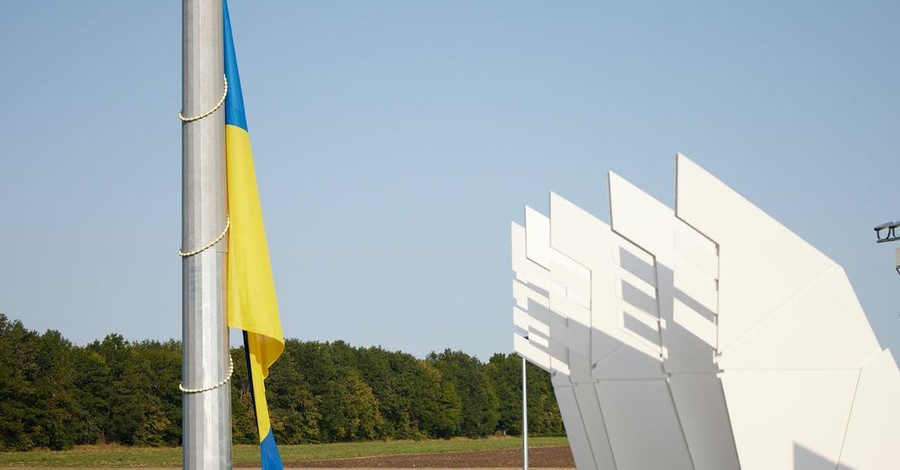 Зеленский поднял флаг Украины в географическом центре страны