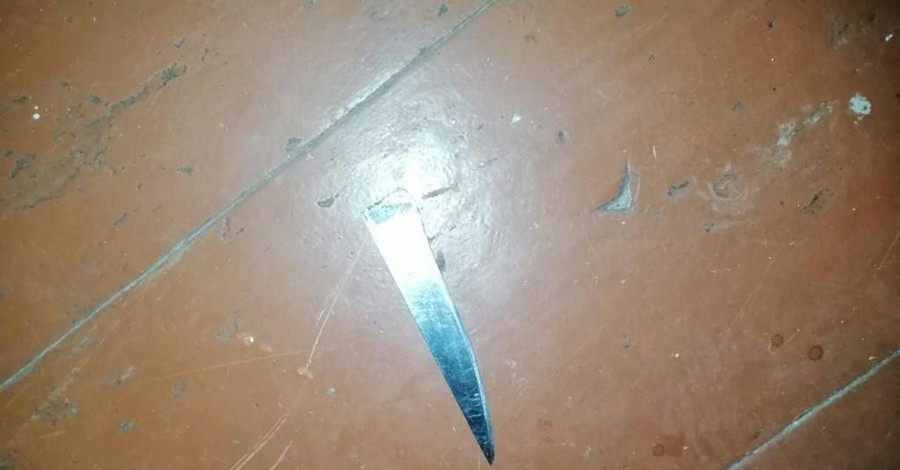 Под Киевом мужчина с ножом забрался в чужой дом и напал на детей