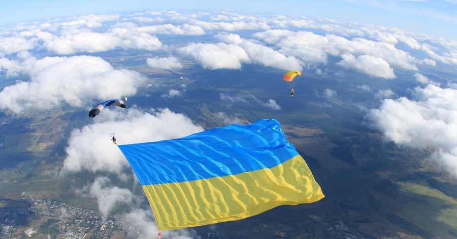 Парашютист из Одессы развернул в небе самый большой флаг Украины