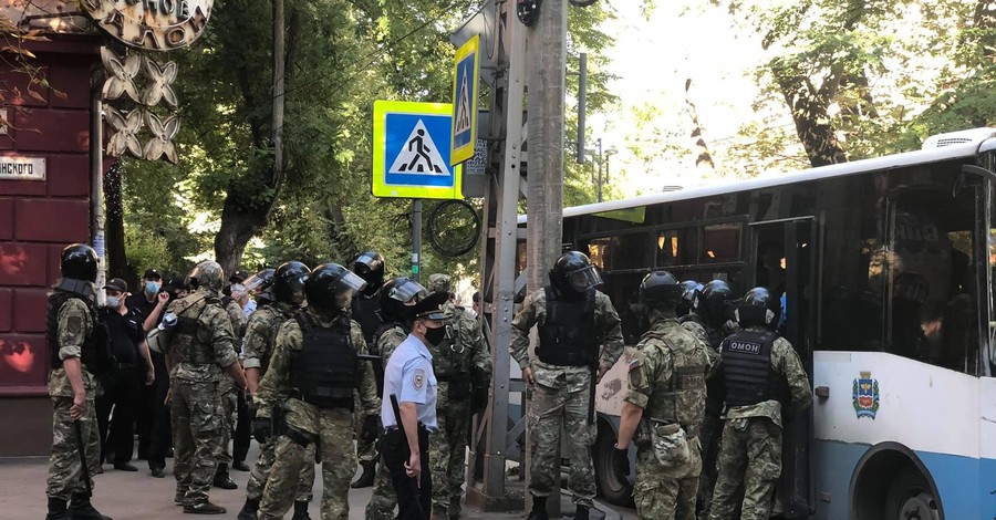 В Симферополе задержали 40 желающих узнать о судьбе крымских татар