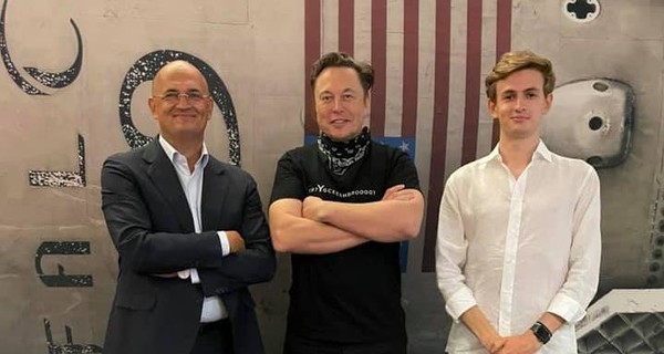 Илон Маск провел экскурсию по SpaceX внуку и правнуку Сергея Королева