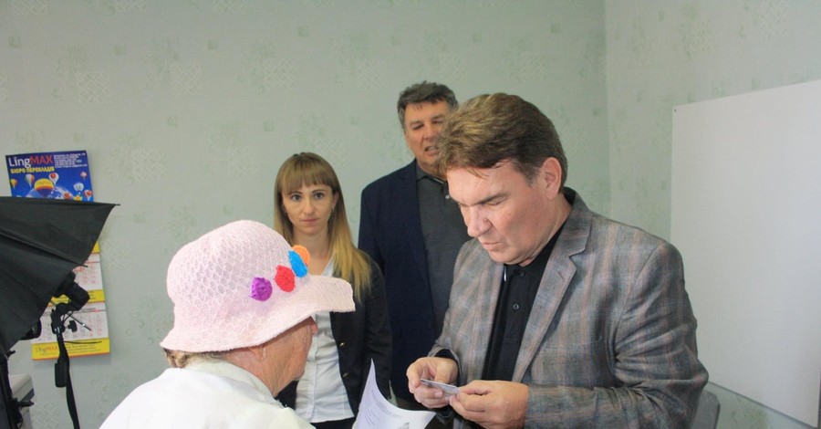 В Запорожской области 82-летняя женщина впервые получила украинский паспорт
