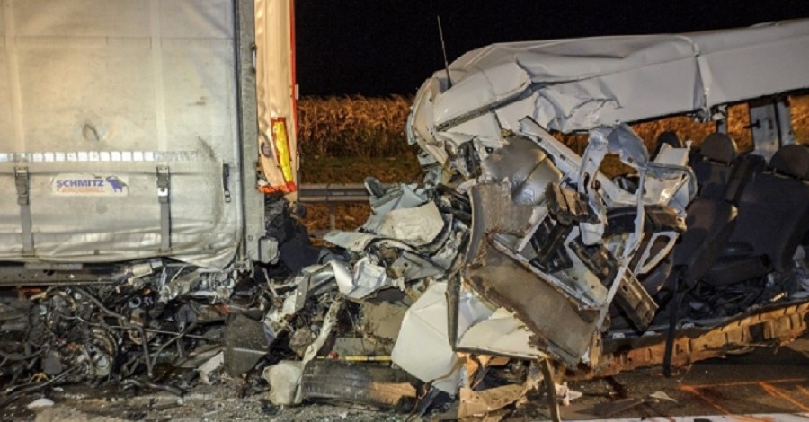 В Венгрии микроавтобус влетел в грузовик, среди погибших есть украинцы