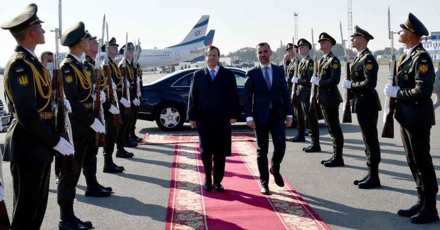 Президента Израиля в Украине встречали красавицы с караваем и в масках цветов украинского флага